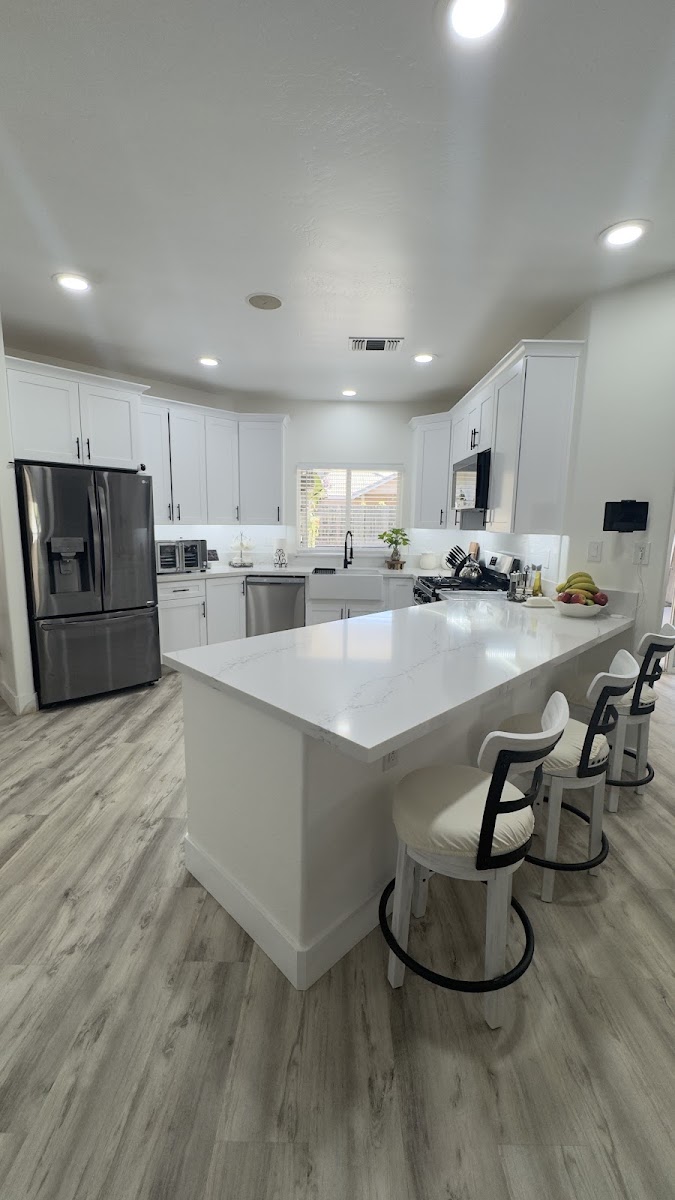 White kitchen peninsula